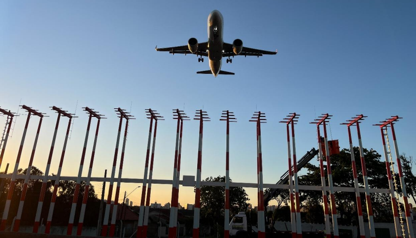 Avião aterrissando no Aeroporto de Londrina, Região do Galeattus Morada dos Ventos