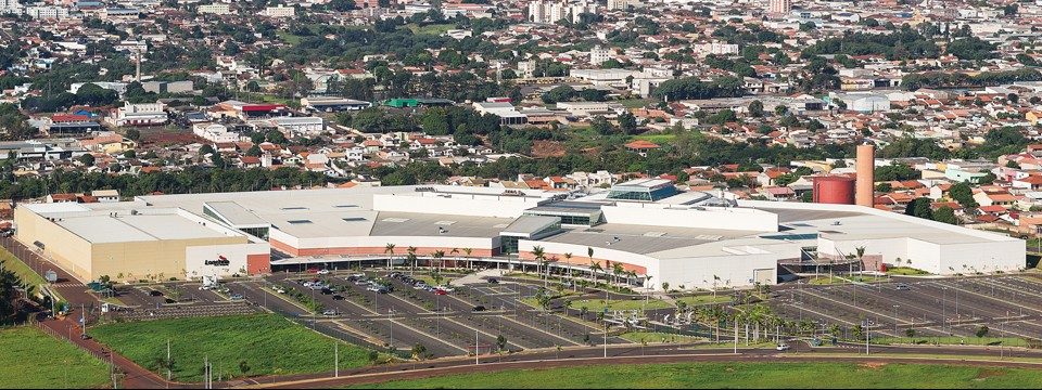 Vista aérea do Londrina Norte Shopping na zona norte de Londrina
